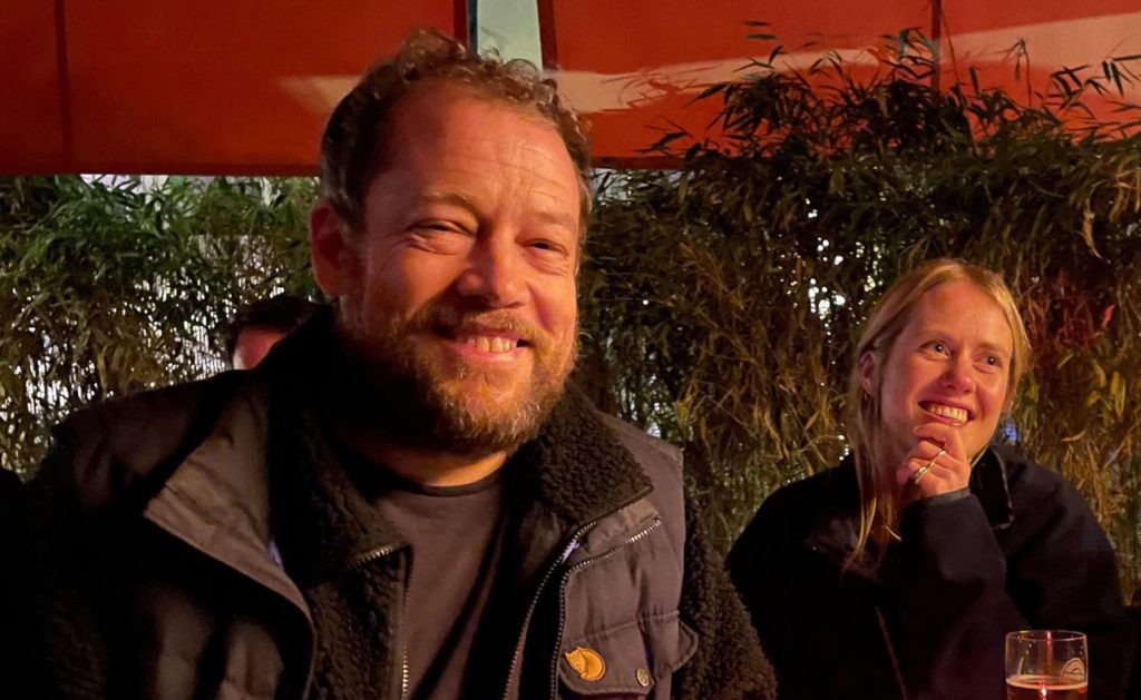 BRA OPPMØTE: Rundt 50 personer møtte opp på slippfesten på Jæger i Oslo. Joachim Førsund er programleder i podkastserien.