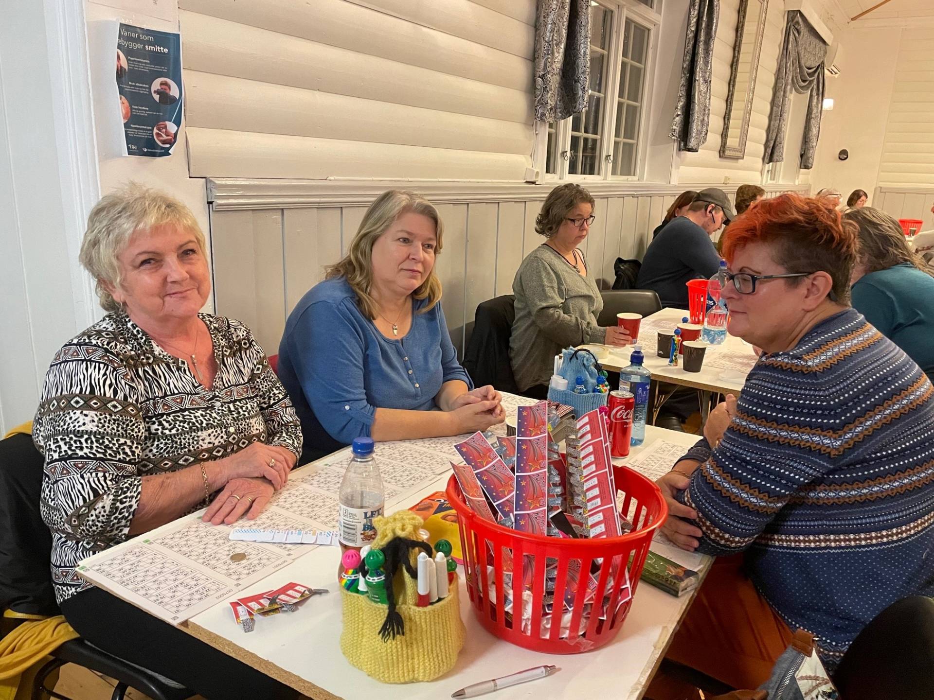SJOKOLADE OG JULEBRUS: Her sitter de klare for bingo, mens de koser seg med sjokolade og julebrus. Foto: Adele Dragsnes.