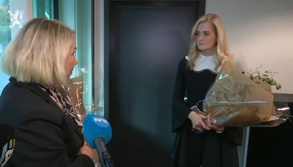 OVERTAR ROLLEN: Emilie Enger Mehl (Sp) overtar rollen som justis- og beredskapsminister etter Monica Mæland. Begge kom med rosende ord under nøkkeloverrekkelsen i Justis- og beredskapsdepartementet. Skjermdump: Regjeringen.no.