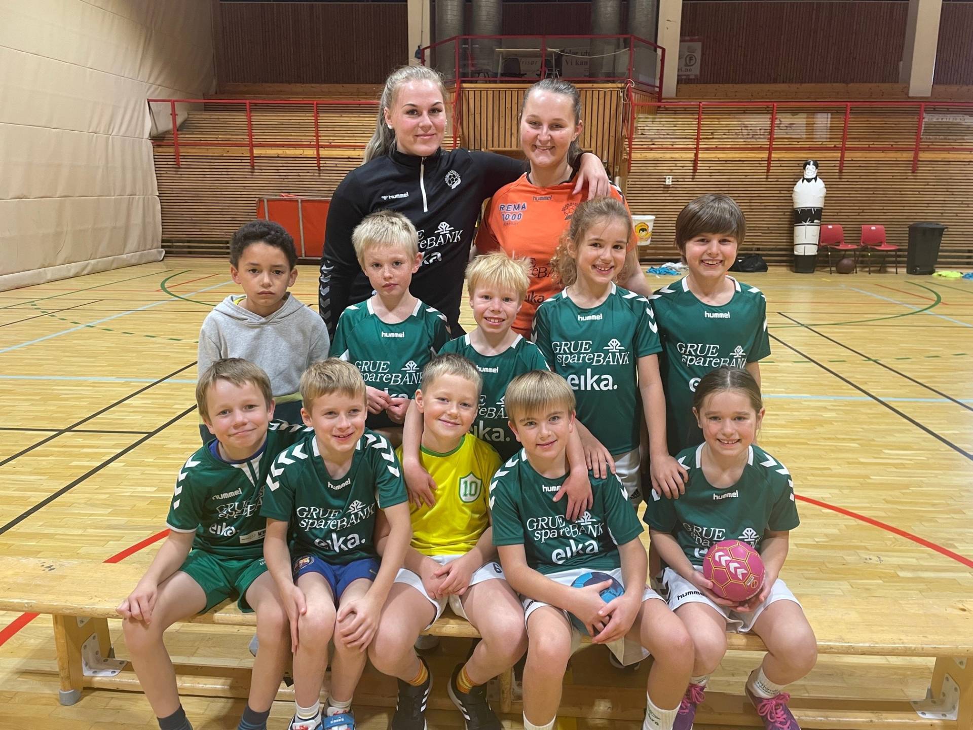 BLID GJENG: Årets håndballskole var en suksess med antall påmeldte barn. Trenerene bak i bilde er Maiken Botilsrud (fra venstre) og Maren Seigerud Moe. Foto: Adele Dragsnes