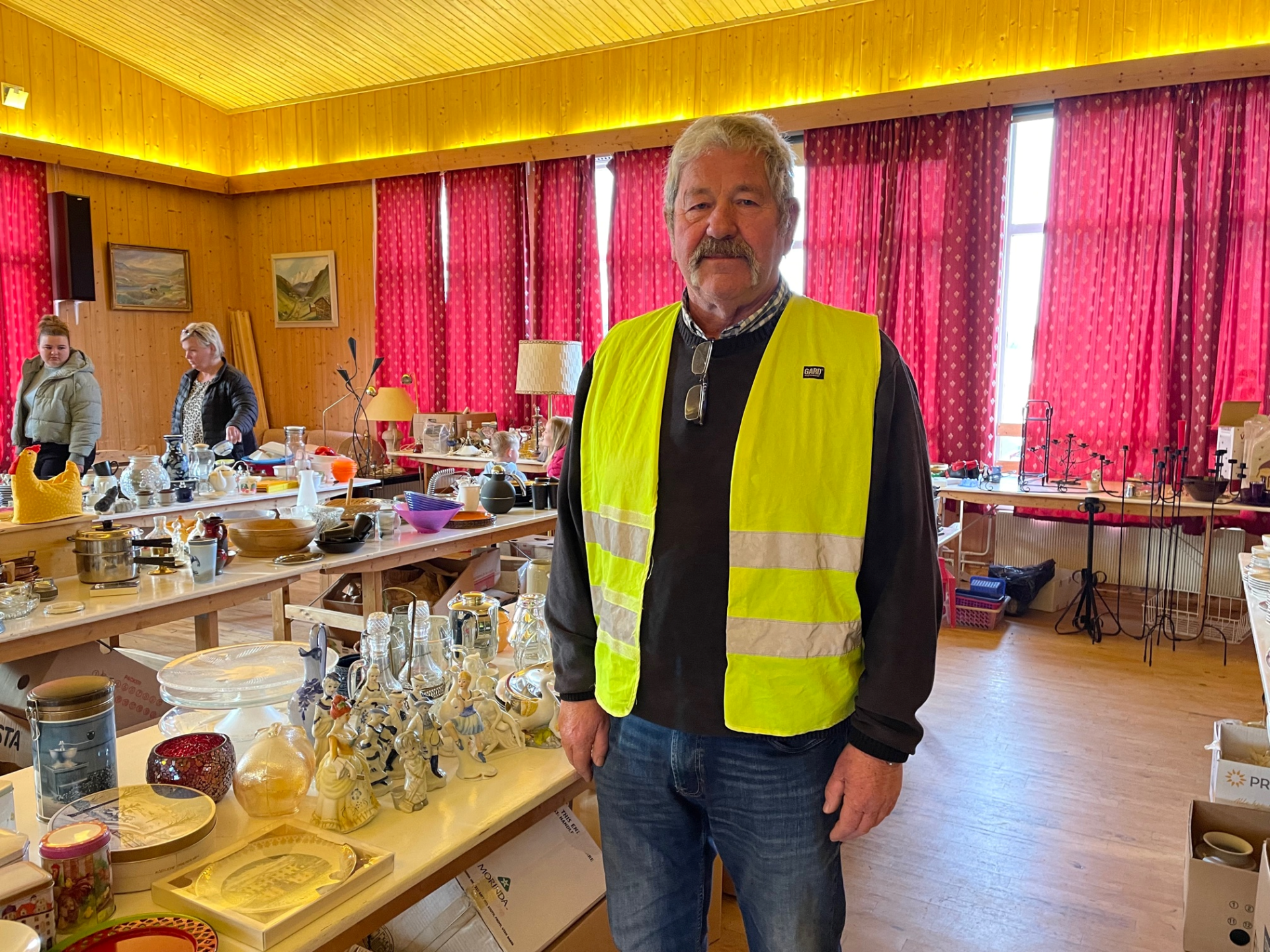 LOPPEMARKED OG AUKSJON: Mange kom på loppemarked for å se om det var noe som falt i smak. Finn Erik Vermundsberget forteller om lange køer da dørene ble åpnet. Foto: Adele Dragsnes.