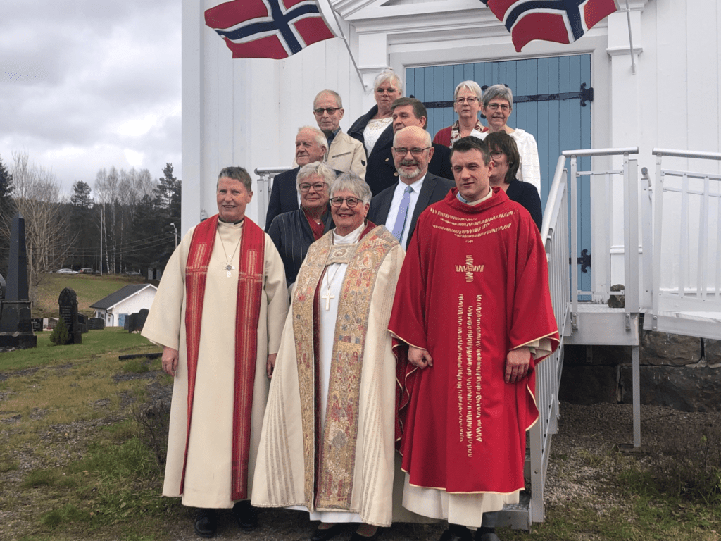 SAMLET UTENFOR INNGANGEN: Etter gudstjenesten var menighetsrådet samlet med biskop, prost og prest på kirketrappa. Foto: Adele Dragsnes.