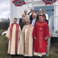 SAMLET UTENFOR INNGANGEN: Etter gudstjenesten var menighetsrådet samlet med biskop, prost og prest på kirketrappa. Foto: Adele Dragsnes.