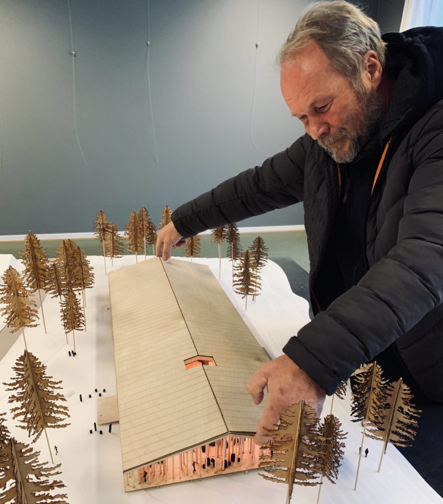 NÅ KOMMER DET PENGER: Etter et møte mellom Kulturdepartementet og Norsk Skogfinsk Museum tirsdag ble det lovet at de første 2,5 millioner kronene er på veg. Dag Raaberg er optimist med tanke på videre fremdrift. Foto: Liv Rønnaug Lilleåsen.