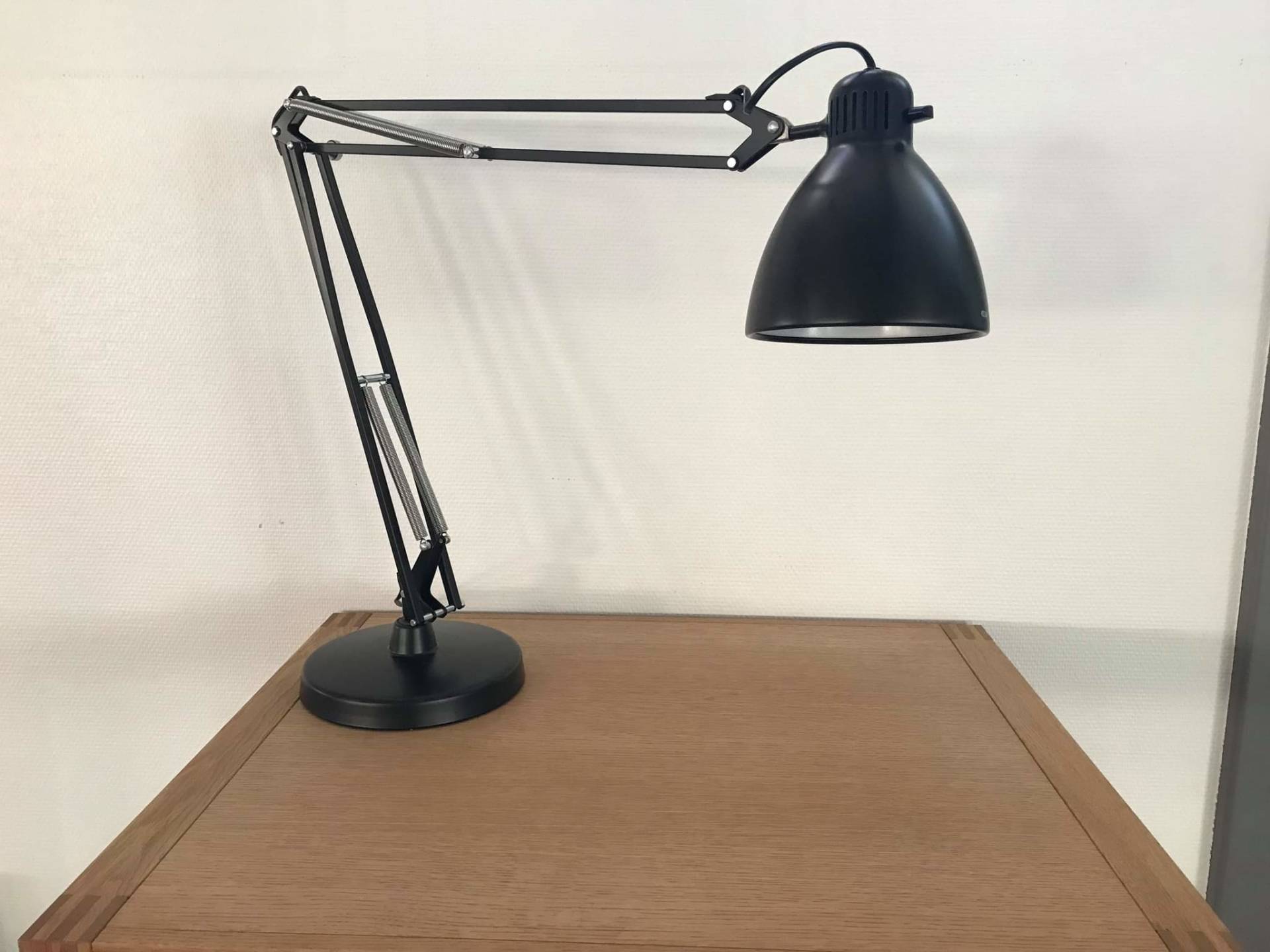 LANG HISTORIE: Det er 84 år siden Jac Jacobsen lanserte Luxo-lampa, som i dag produseres på Kirkenær. Nå kommer historieboka om den ikoniske lampa.