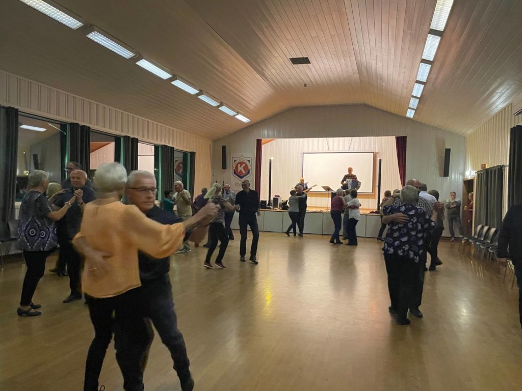 MANGE DANSEGLADE: Det var mange som møtte opp på Kjellmyra for å svinge seg etter en lang pause. Foto: Adele Dragsnes.