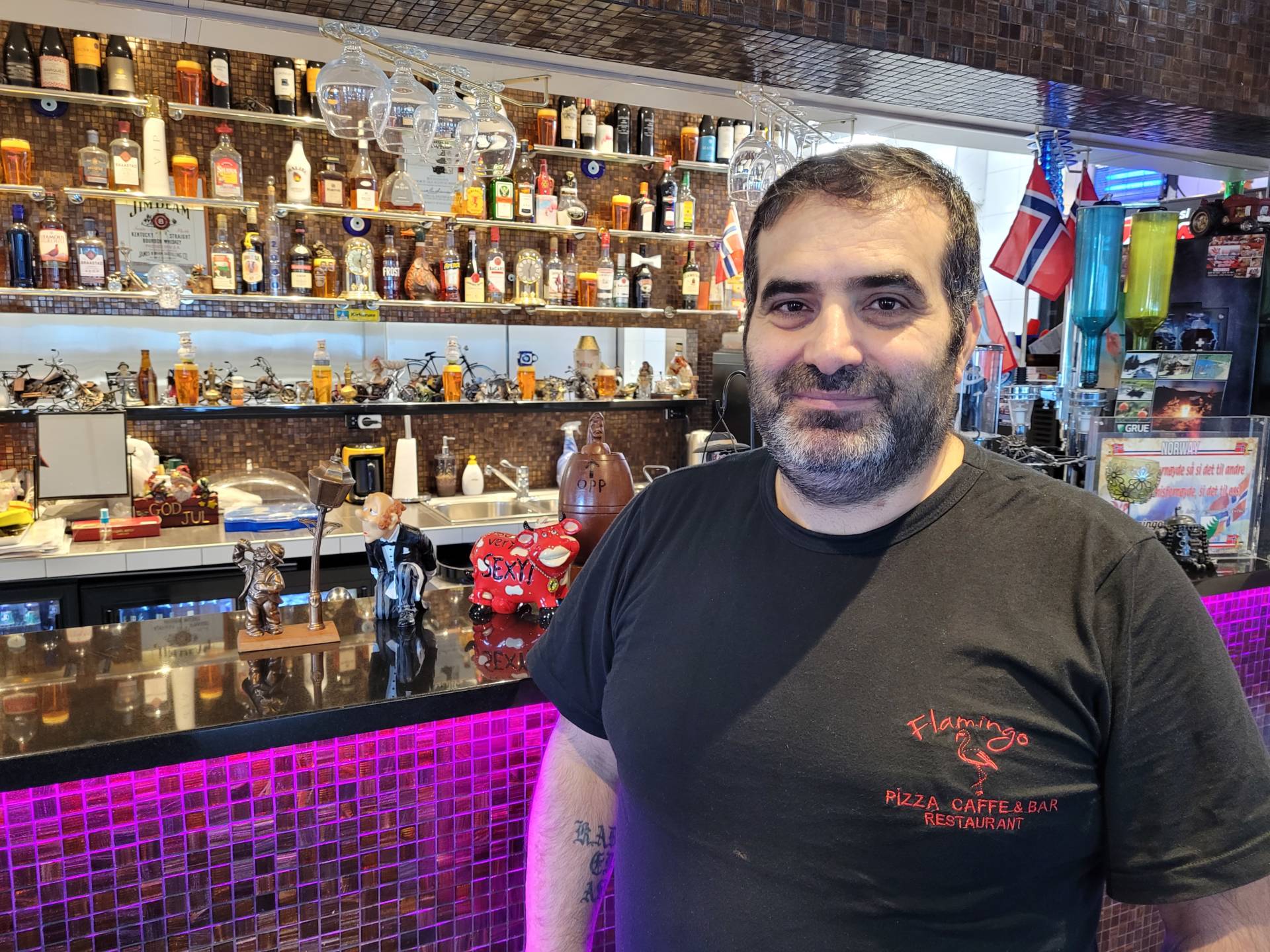 VIL SELGE: Etter å ha drevet Flamingo i 18 år er Orhan Dogan sliten, og ønsker seg en mer ordinær jobb. Derfor har han lagt bygningen som huser Flamingo ut for salg, og restauranten følger med på kjøpet.