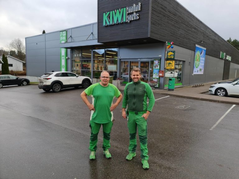 HAR SOLGT: Per Bryhn (til venstre) har solgt butikkvirksomheten i Våler til NG Kiwi Innland AS. Ståle Bryhn gir seg som butikksjef neste år, og skal søke nye utfordringer.