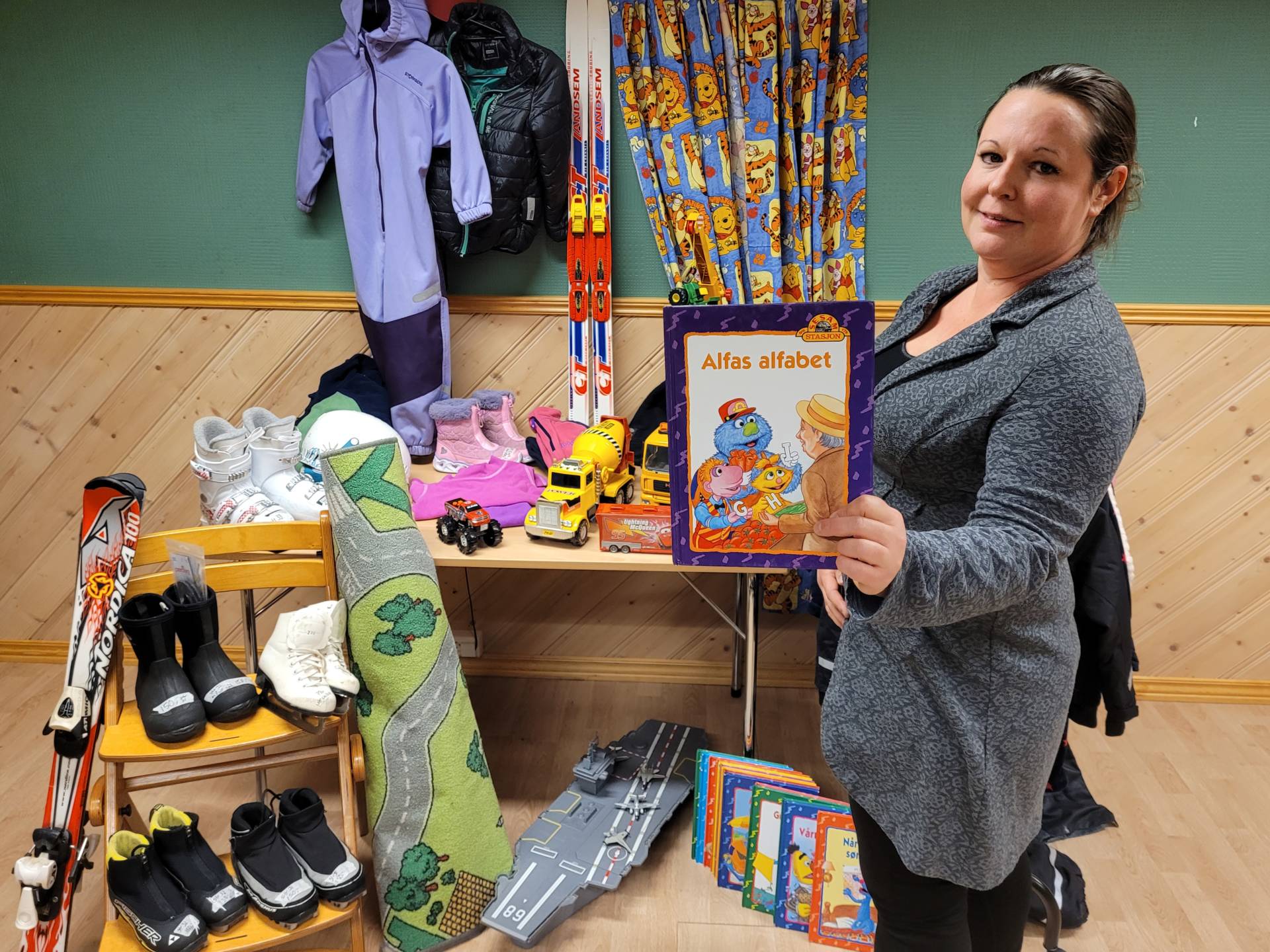 LAGER MARKED: Lørdag inviterer Skansen vel til barnebruktmarked på grendehuset. Kaia Hagen er nestleder i velforeningen, og håper mange både selgere og utstillere tar turen. Hun kan blant annet friste med denne boka.