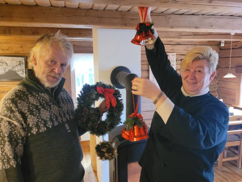 BER INN: 2. juledag blir det julemat, underholdning og god julestemning på Kafé Finnskog. Per Steinar Andersen og Thea Mannsee håper mange vil bli med på opplegget de steller i stand.