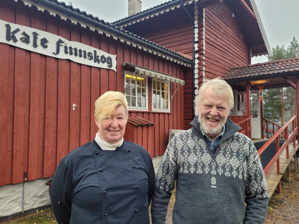 FORNØYDE SÅ LANGT: Per Steinar Andersen og Thea Mannsee har drevet Kafé Finnskog i rundt fire måneder nå. Trafikken holder seg greit, og nå har paret store planer for førjulstiden på Vermundsjøen.