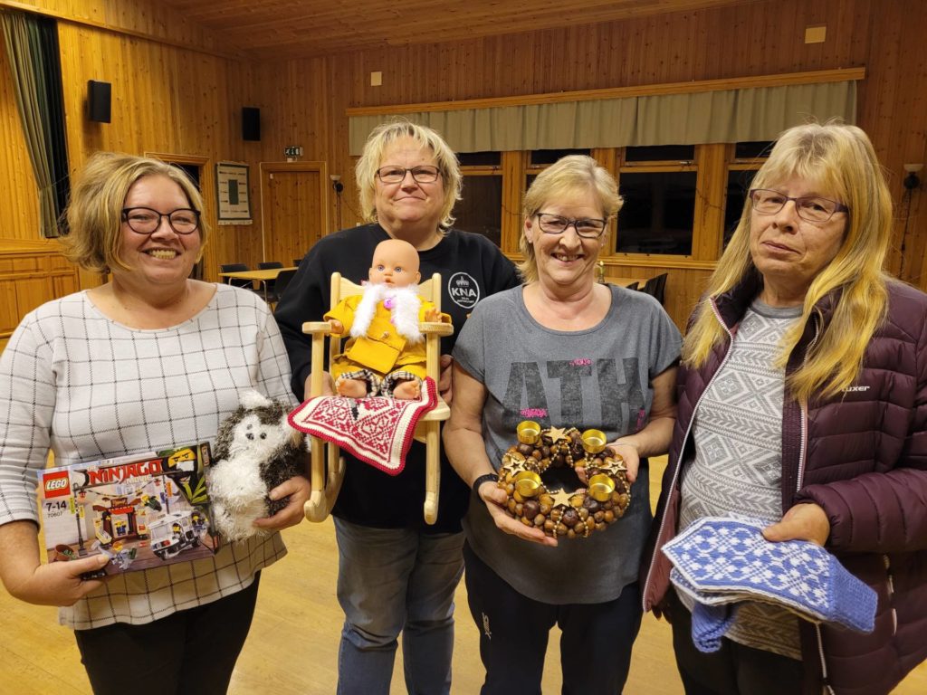 LAGER JULEMESSE: Etter ett års ufrivillig koronapause er julemessa på Skansen grendehus tilbake søndag 21. november. Monica Myrvang (fra venstre), Hilde Mangseth, Tove Korntorp og Grethe Karlstad håper mange kommer.