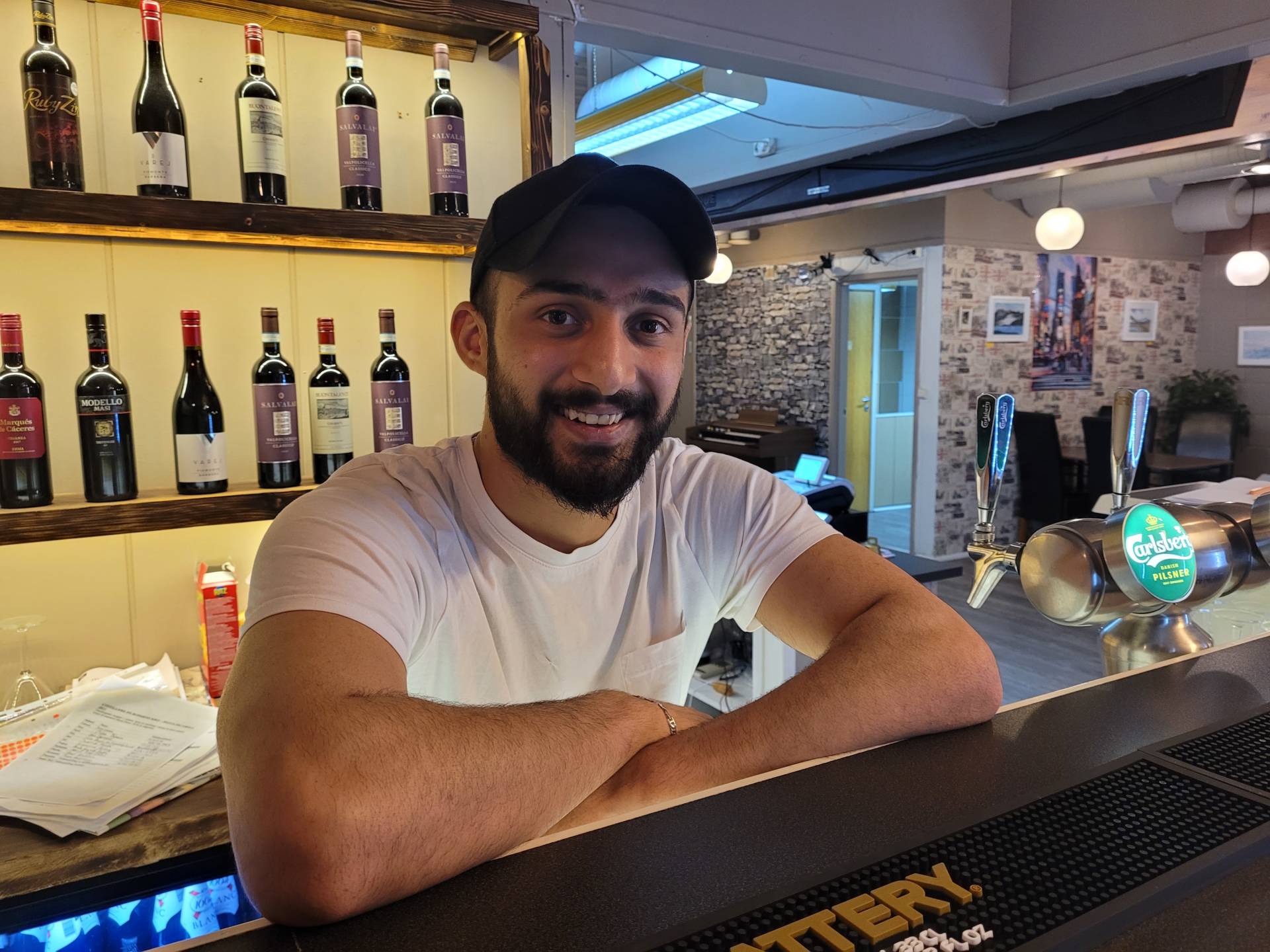 BLIR SOLUNG: Jwan Rashid (25) flytter fra Lillehammer til Kjellmyra for å drive Bondens Kro. Stedet bytter snart navn til Don Vito, og får blant annet flere nye matretter.