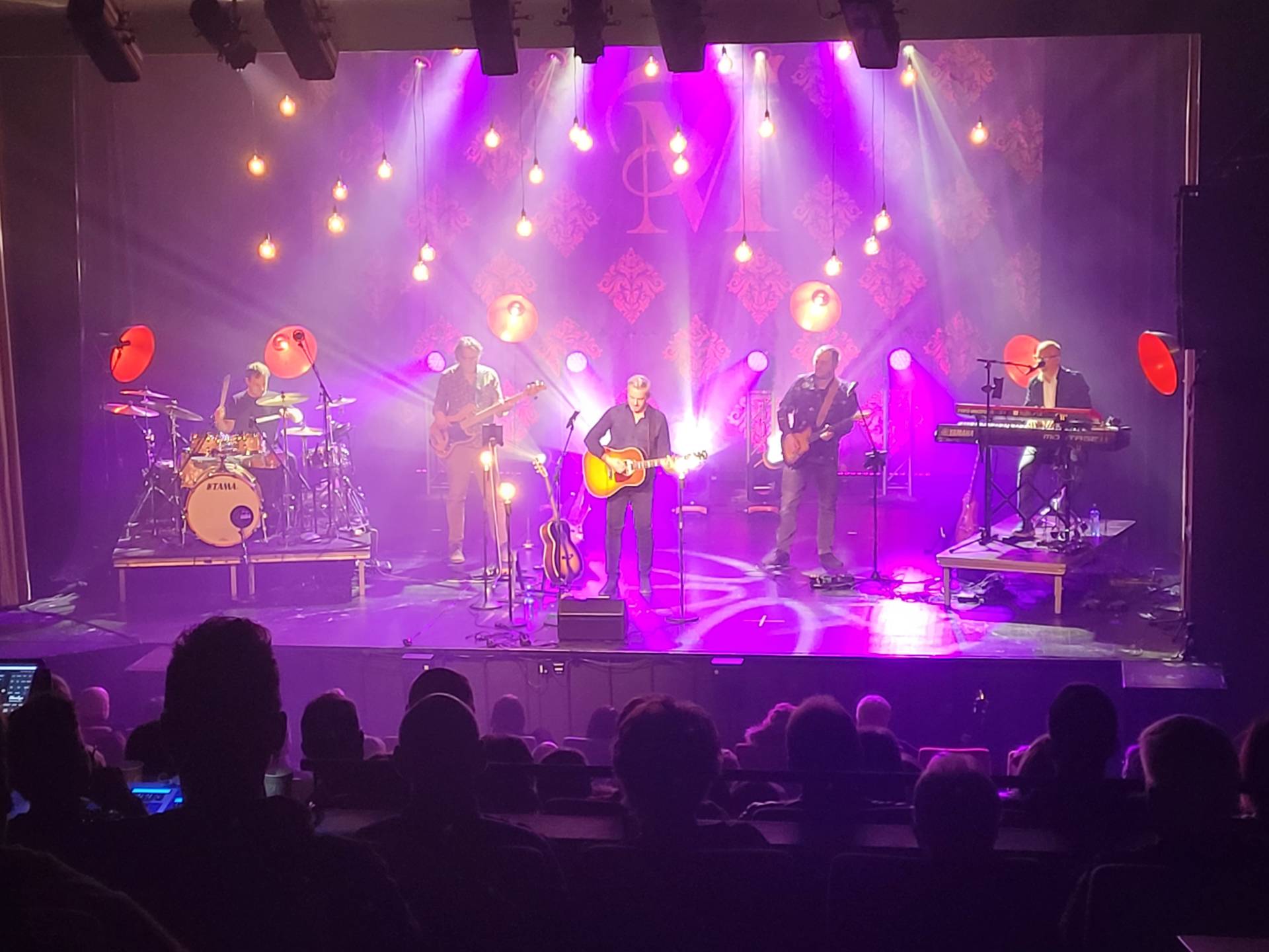 NESTEN FULLSATT: Det var kun noen få usolgte billetter til konserten med Tommy Michaelsen i Rådhuskinoen på Flisa.