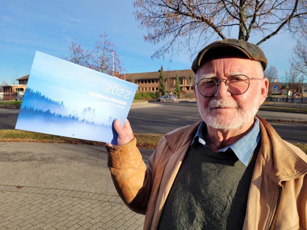 DELES UT: Denne gangen er 1.000 kalendere delt ut fra Solør Fotoklubb. Svein Sjølli forteller at de har igjen noen, om folk som ikke har fått kalender i posten vil ha.