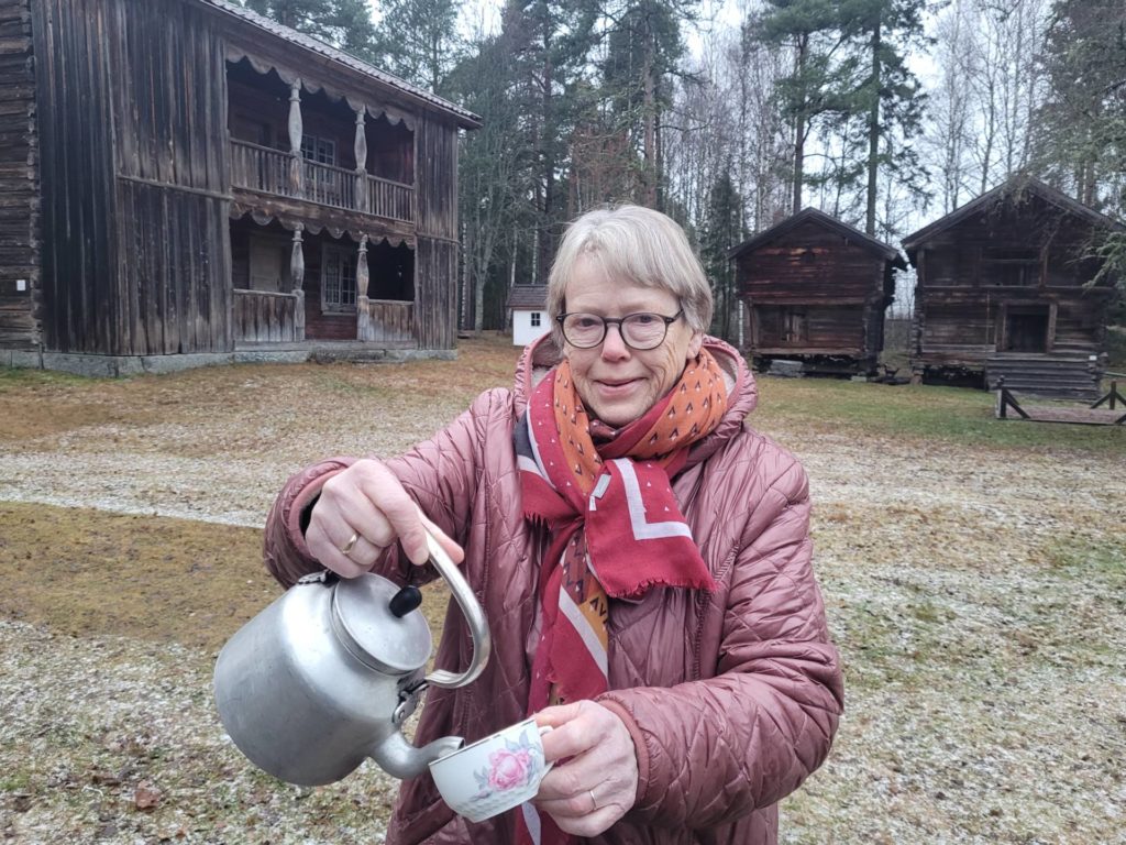INVITERER INN: Sigrid Holmen i Gruetunets venner er klar med kaffekanna, og håper mange kommer på åpen dag søndag.