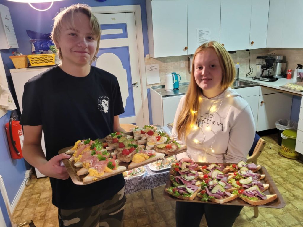 SERVERTE: Siv Marit Korsmo og Ole Martin Lindberg sørget for å servere mat til alle som hadde møtt opp hos ADHD Solør på Søndre Hoel.