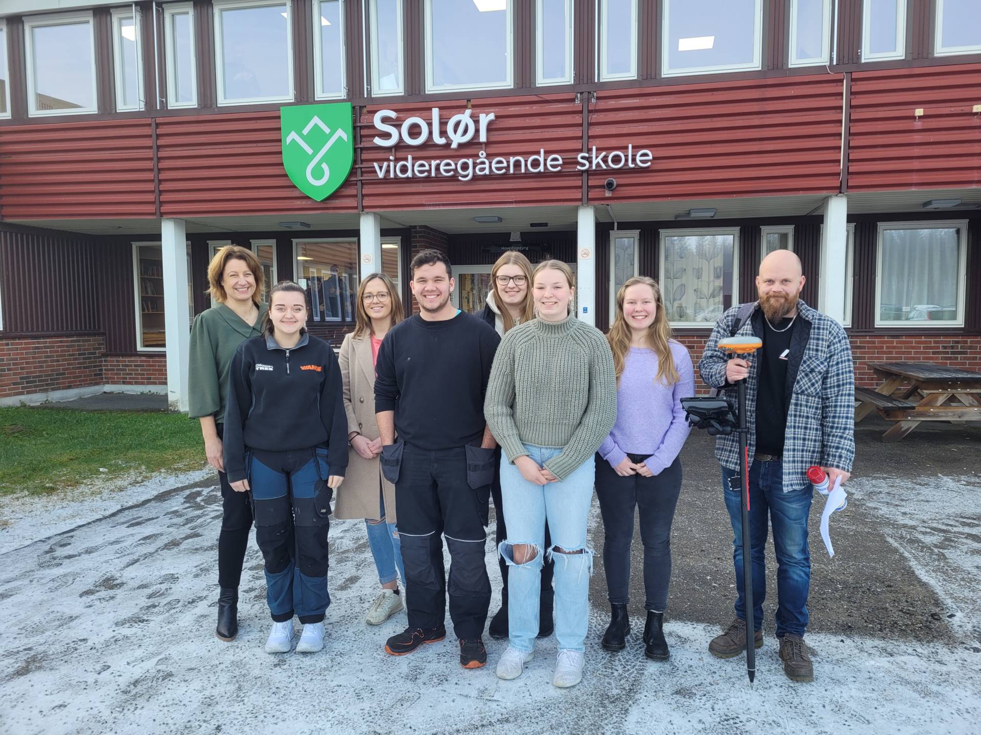 INVITERER: Solør videregående skole trekker i trådene til utdanningsmessa i Åsneshallen onsdag. Rektor Kjersti Støre (til venstre) håper mange 10.-klassinger kommer interessert. Videre ser vi her ved Våler-avdelingen Hanna Emilie Estensmo Moe, Maria Maliberg, Arne Martin Frigård, Mari Hansæl, Mari Lindberg, Ingrid Sandnæs og lærer Jard Erik Høyrbråthen ved anleggsteknikk.