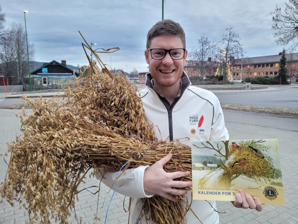 KLAR FOR SALG: Lions Club Åsnes er klare for å selge julenek, årskalendere og røde fjær. President Emil Rundberget håper mange støtter opp, slik at de igjen kan støtte gode tiltak lokalt, nasjonalt og internasjonalt.