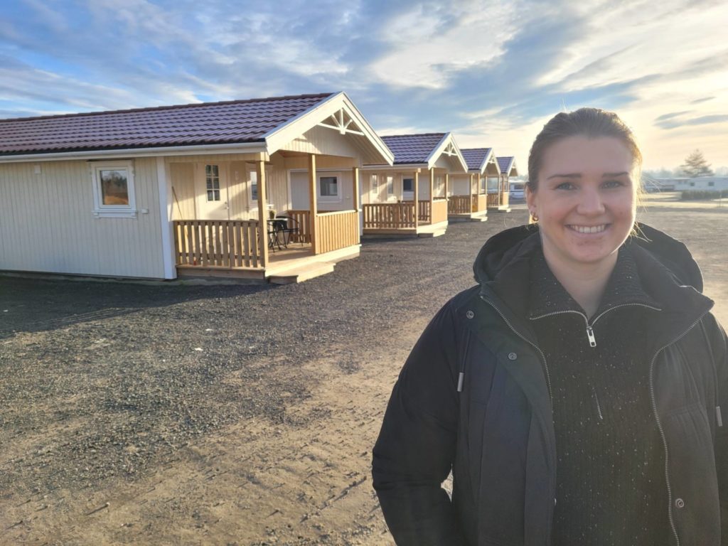 LEIES UT: Mange bedrifter leier hytter på Flisa Camping i vinter. Det er assisterende daglig leder, Hanna Kroken, glad for.