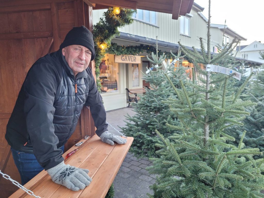 STARTET TIDLIG: John Husebæk har nok trær til alle, og selger trær helt frem til lille juleaften. Det første treet ble solgt samme dag som utsalget startet.