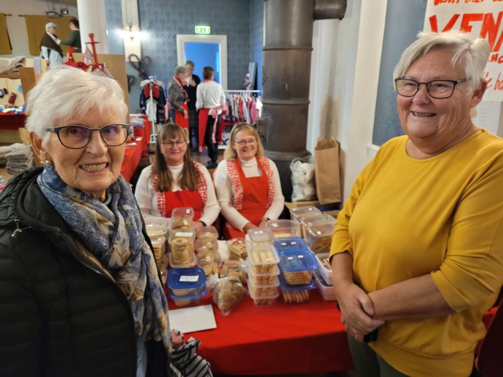 FØRST I KØEN: Vesla Myren (til venstre) og Karin Bentsen sto først i køen da Kirkens Julemesse åpnet torsdag. De ville ha kaker! Bak ser vi til venstre Bente Nyen og Karen Ingrid Kjernli som solgte kakene.