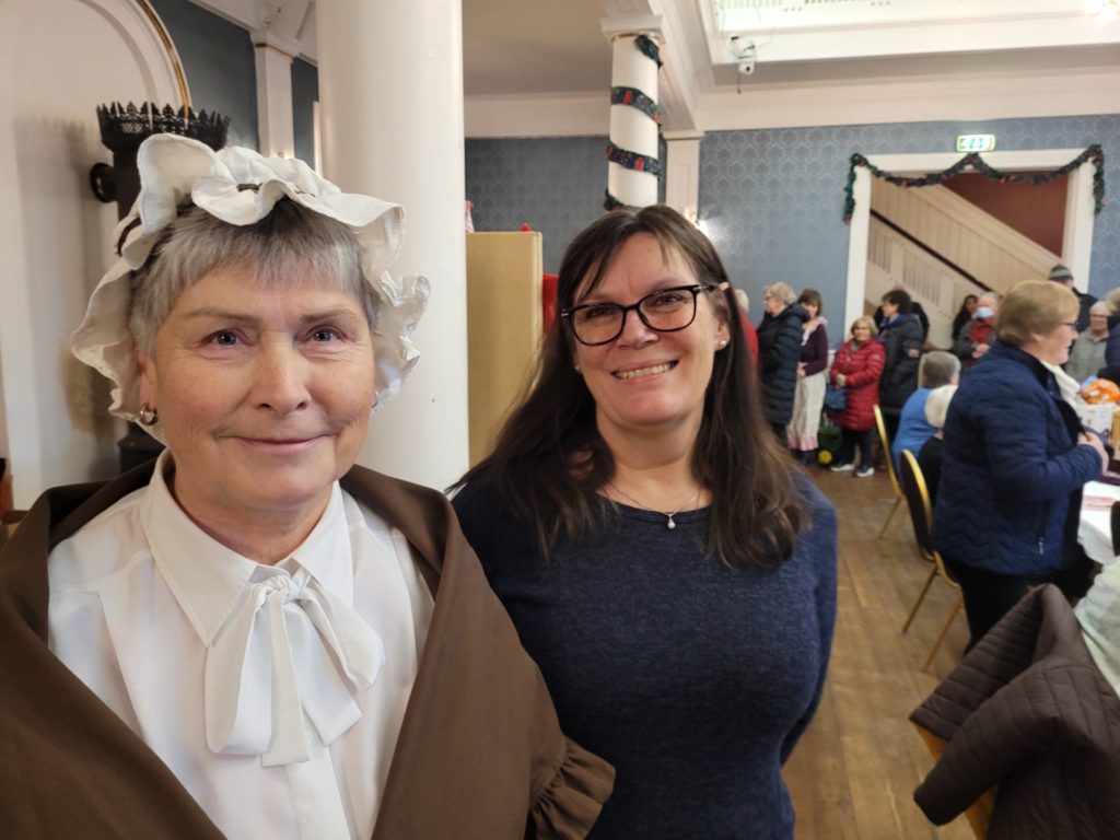 ÅPNET DET HELE: Eva Risberg (til venstre) er leder i Kirkens Julemesse og Rannveig Østertun Homlong er leder i menighetsrådet. De åpnet den 42. utgaven av Kirkens Julemesse i Kommunelokalet.