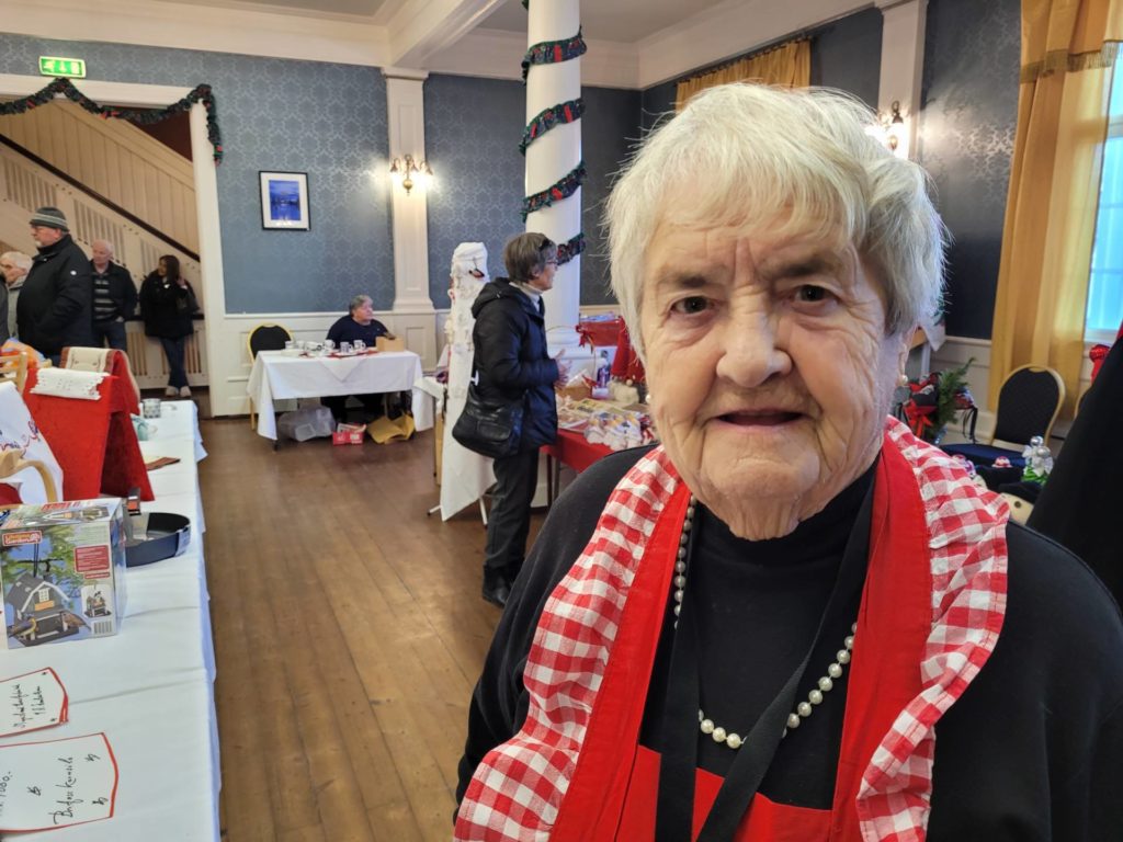 STILLER OPP: Randi Lerudsmoen (90) er én av de driftige ildsjelene som stiller opp. Hun har vært med på julemessa helt siden starten i 1979.