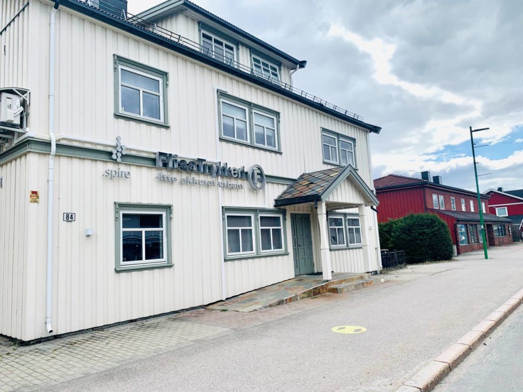FLYTTER FRA KAFFEGATA: Fra høsten 2022 blir Flisa Trykkeri å finne ved Kvisle utviklingspark i Hof. Lokalene i Kaffegata ønsker de å leie ut.