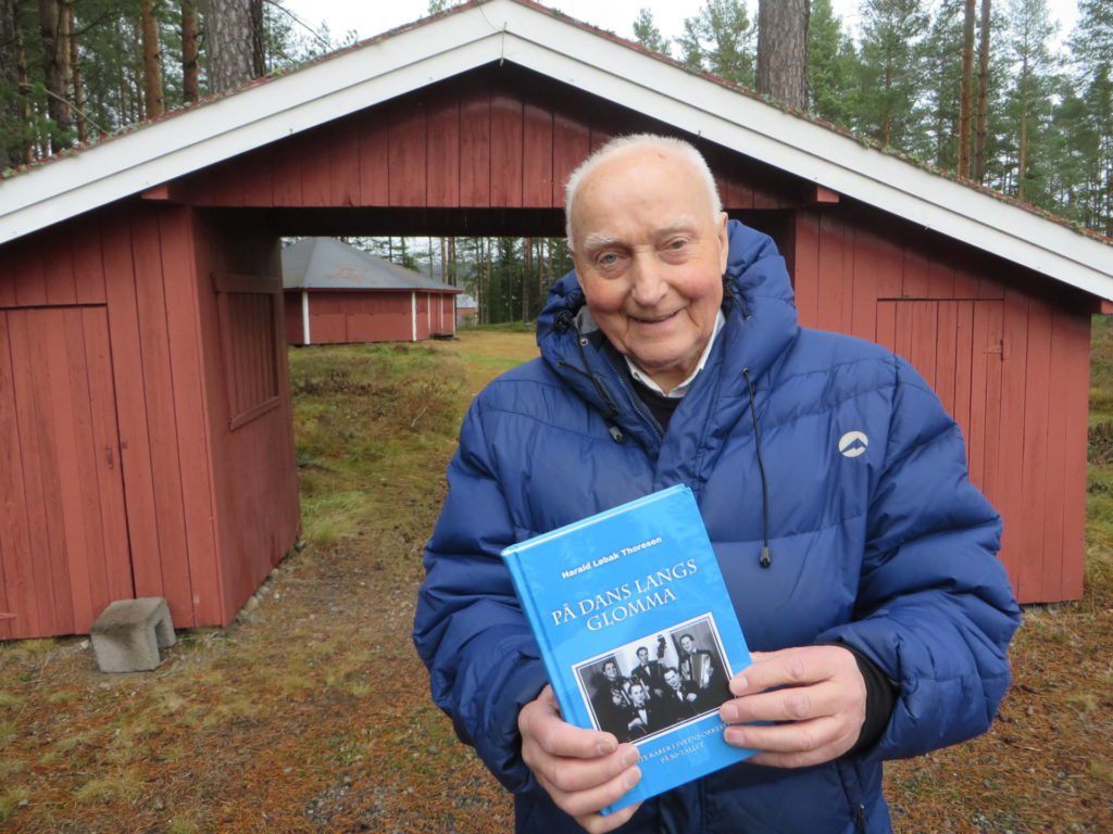 LANSERER BOK: Bak boka «På dans langs Glomma» står Harald Løbak Thoresen (84). Her fotografert ved paviljongen på Skansen. Foto: Hans-Didrik Bakke.