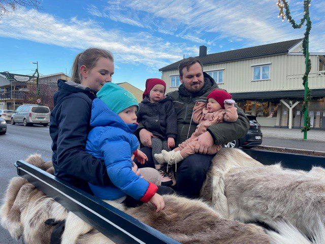 HEST OG KJERRE: Caroline Jensrud (fra venstre), Theo Jensrud (3), Thale Kalgård (2), Bjørn Stian Kalgård og Tiril Kalgård (9,5 måned) koste seg med hest og kjerre tur under julegateåpningen på Flisa. Foto: Adele Dragsnes.