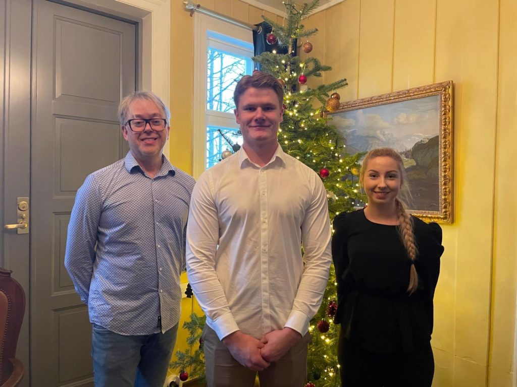 JULESTEMNING PÅ KVISLE HERREGÅRD: Det var pyntet til jul inne på Kvisle Herregård denne søndagen. Her ser vi Per Magnus Haig (fra venstre), Erik Kristoffer Bjerke-Matsson og Hanna Stensbøl. Foto: Adele Dragsnes.