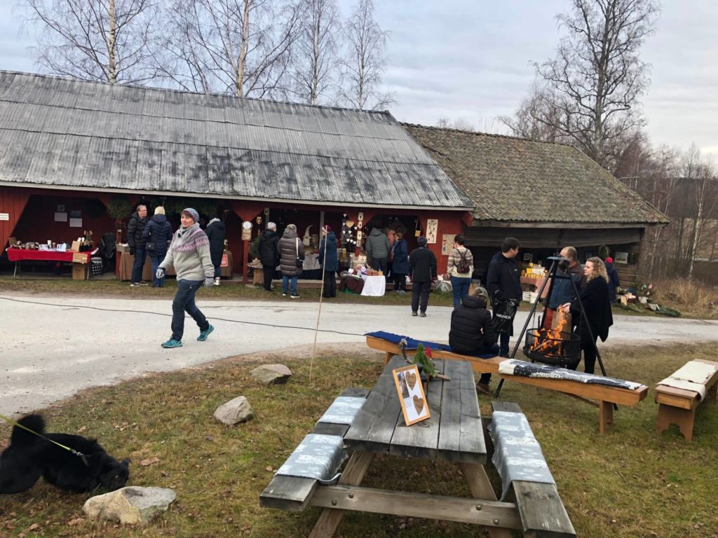 JULESTEMNING PÅ TJURA: Det var mange som tok turen til julemarked denne dagen. Foto: Adele Dragsnes.