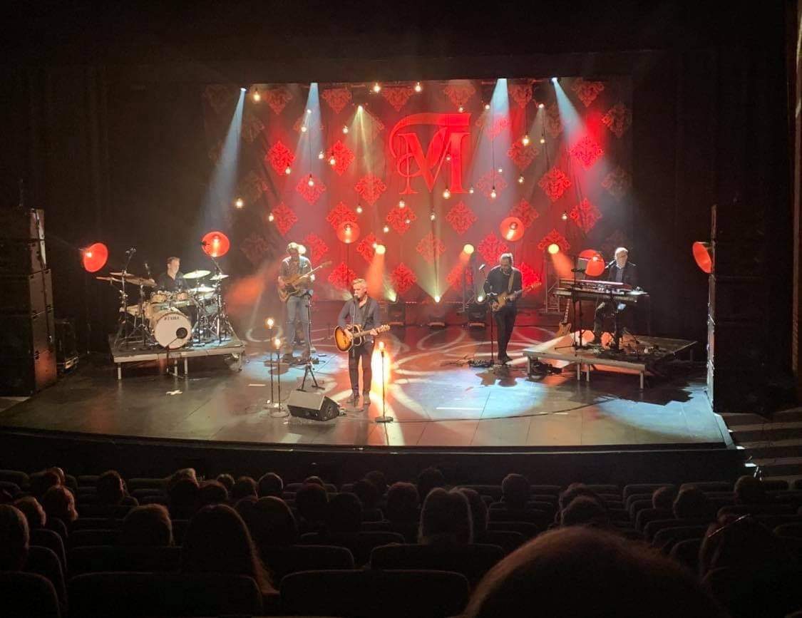KOMMER TIL FLISA: Tommy Michaelsen markerer i år 40 år på vegen som musiker. Turneen kommer til Rådhuskinoen på Flisa lørdag, og billettsalget har dratt i gang veldig bra.