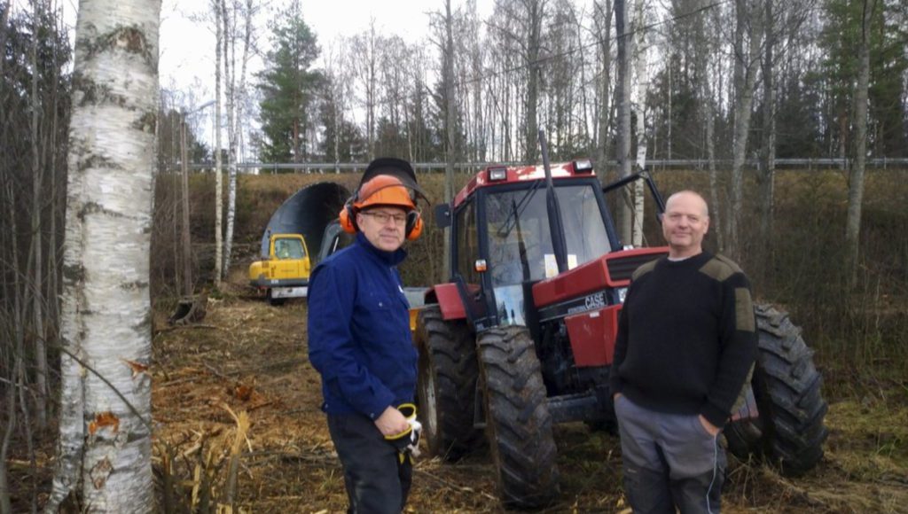 DRIFTIGE: Tom Rensmoen (til høyre) og Jan Erik Tellesholmen er driftige ildsjeler som jobber med lysløypa. Her ved undergangen til riksvegen.