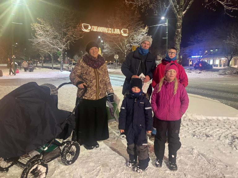 PÅ LETING ETTER NISSER: Sara Asprusten (7) (fra høyre), Fillip Asprusten (7), Kaleb Asprusten (4), Daniel Asprusten, Andree Asprusten og lille Anna Asprusten (10 måneder) i vogna koste seg alle sammen på julefestivalen på Flisa i helga. De gikk rundt i Kaffegata på leting etter nisser som var gjemt i butikkvinduene. Foto: Adele Dragsnes.