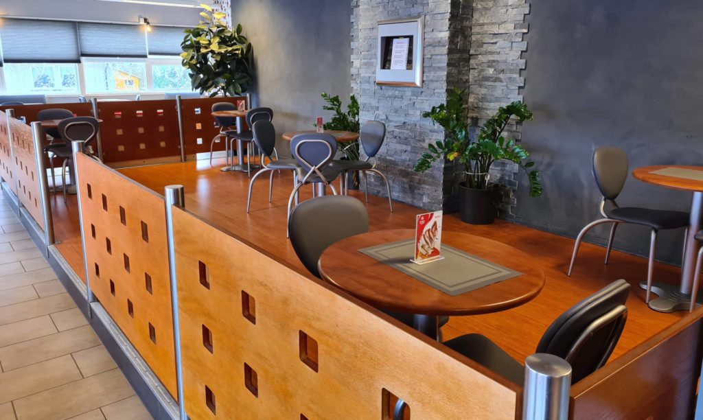 TOMME BORD: For tiden holder Delina's Café & Lunsj stengt. Årsaken er at en ansatt har blitt smittet av covid-19. Snacksen er også stengt.