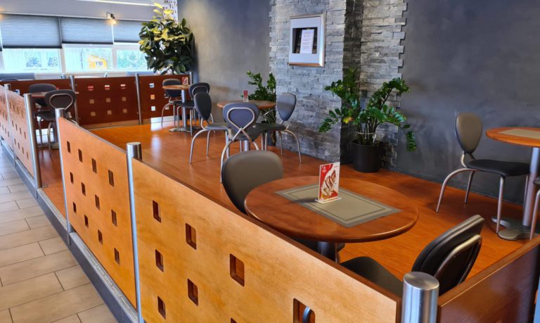 TOMME BORD: For tiden holder Delina's Café & Lunsj stengt. Årsaken er at en ansatt har blitt smittet av covid-19. Snacksen er også stengt.