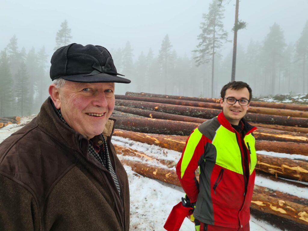 KJØPER SKOG: Åsnes Kommuneskoger KF har investert 50 millioner kroner i to nye skogeiendommer. Knut Aandstad (til venstre) er daglig leder i Åsnes Kommuneskoger KF nå, men fra 2. mai 2022 er det Simon Andersson Støa som overtar.