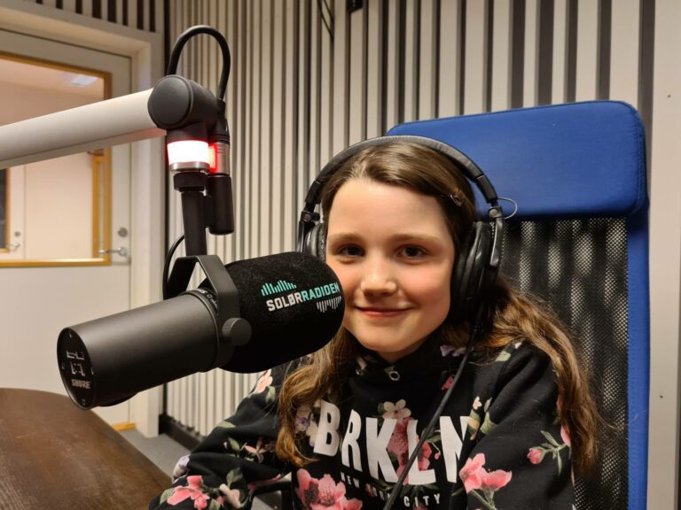 SLIPPER NY LÅT: 1. juledag slipper Ida Øien Damhaug (12) låta «Jul uten deg» på Spotify og andre strømmetjenester. Det gjør hun med god hjelp fra kulturskolen i Åsnes.
