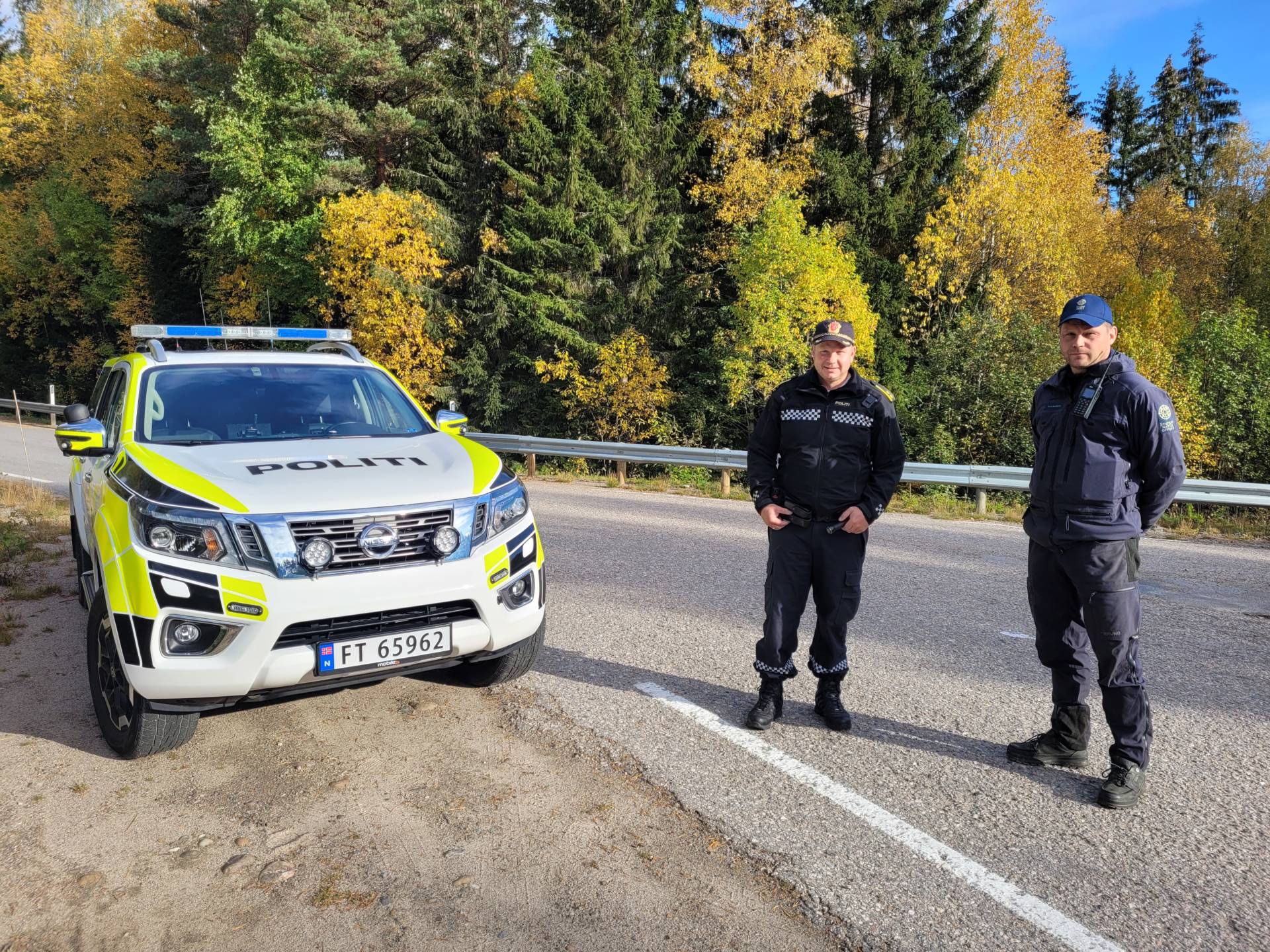 ÅRETS MEST LESTE SAK: Jaktkontrollen på Åsnes Finnskog i høst ble årets mest leste sak på iSolør.no. Her ser vi til venstre Mathis Briskerud som er tjenestestedsleder hos Solør-politiet og til høyre Simen Bredvold fra Statens Naturoppsyn.