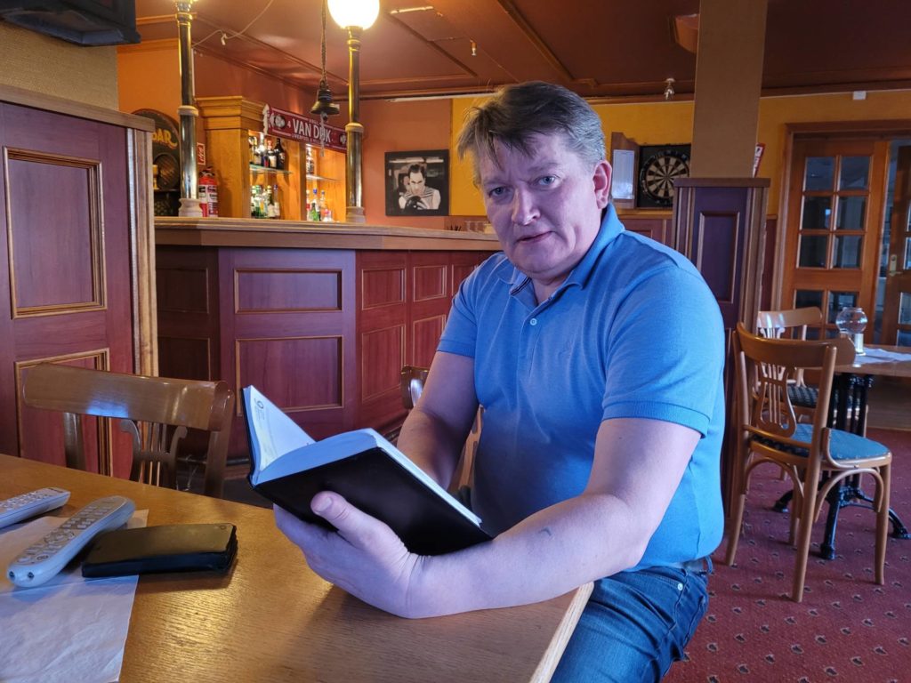 GLIPPER IGJEN: Bestillingsboka får stadig flere kryss i seg. Svein Terje Kynbråten må bare innse at årets beste måned blir en total fiasko.