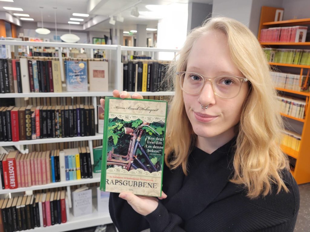 FØRST UT: «Rapsgubbene» av Karin Brunk Holmqvist er den første boka biblioteksjef Annie H. Gulvik ved Grue folkebibliotek har plukket ut til bokklubben. Første runde med klubb blir 18. januar 2022.