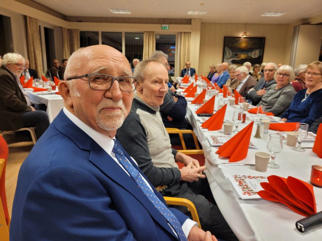 GRATIS FOR ALLE: Våler Pensjonistforening inviterte pensjonistene i Våler til gratis julebord onsdag. Leder, Arne Thobru, er takknemlig for midlene som kom fra Statsforvalteren i Innlandet til det.