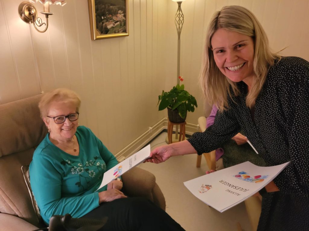 SANG MED: Gro og Leif Dybendal inviterte til allsang på Sønsterud bofellesskap torsdag kveld. Randi Krogsæter var svært takknemlig for en fin kveld, og sang villig med.