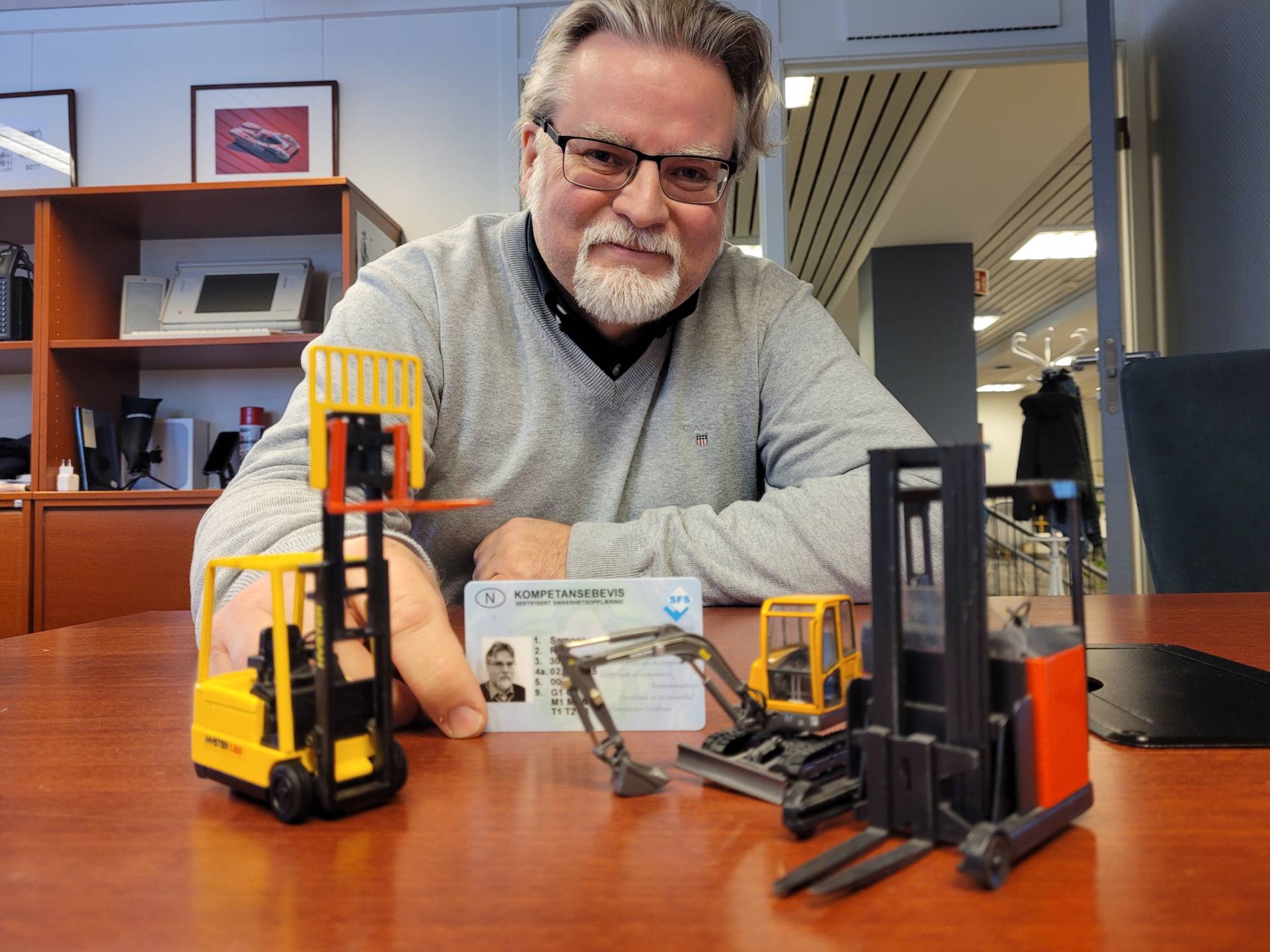 UTVIDER: Stiftelsen Sentralregisteret på Flisa utvider staben fra 8 til 10 ansatte. Roar Sømoen ser positivt på fortsettelsen for stiftelsen. De utsteder blant annet kompetansebevis for anleggsmaskiner.