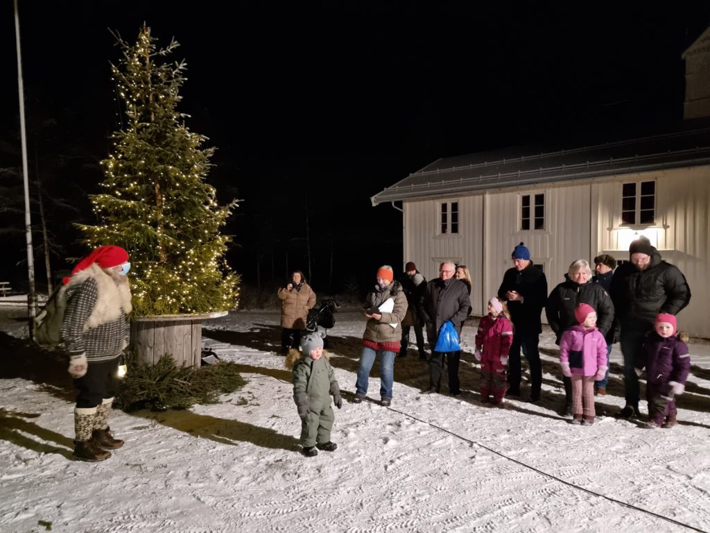 FULGTE MED: Etter litt sang ved juletreet dukket Risbergsnissen opp. Til stor glede for særlig de minste. Foto: Leif Tore Surén.