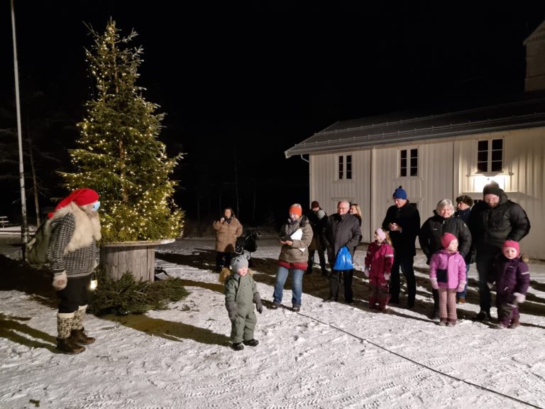 FULGTE MED: Etter litt sang ved juletreet dukket Risbergsnissen opp. Til stor glede for særlig de minste. Foto: Leif Tore Surén.