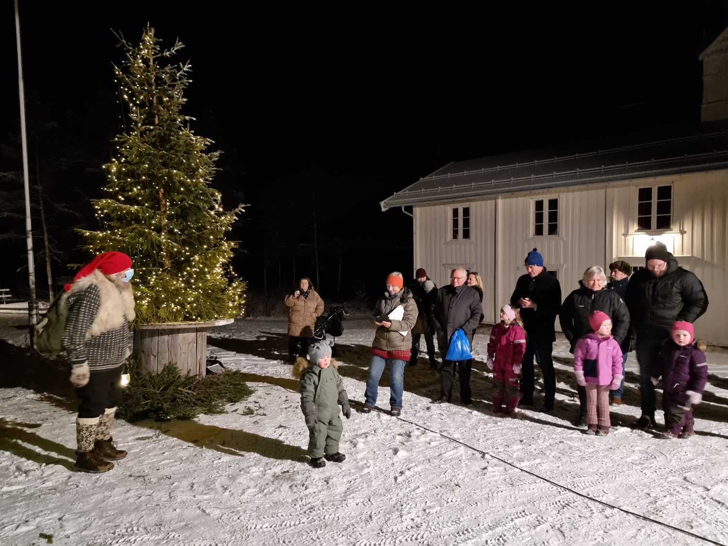 FULGTE MED: Etter litt sang ved juletreet dukket Risbergsnissen opp. Til stor glede for særlig de minste. Foto: Leif Tore Surén.