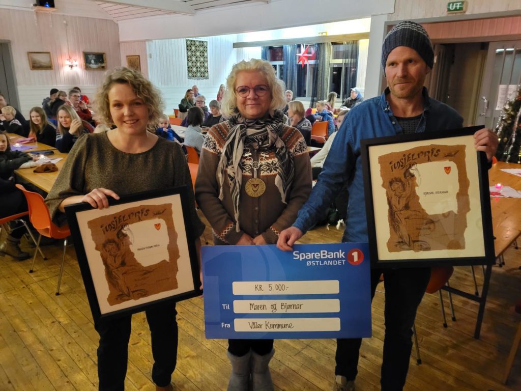 ÅRETS VINNERE: Maren Fossum Moen og Bjørnar Otterhaug er vinnere av årets ildsjelpris i Våler, for deres initativ og innsats rundt Rapp stadion og Hasla Aktivitetspark. I midten ordfører May-Liss Sæterdalen som delte ut prisen.